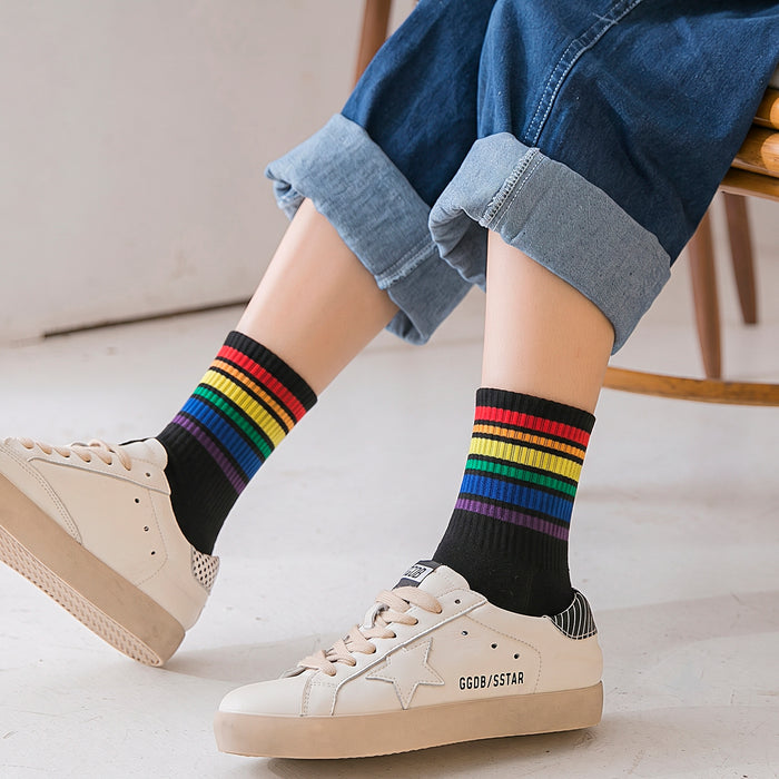Calcetines Negros Lineas de Colores Arcoiris