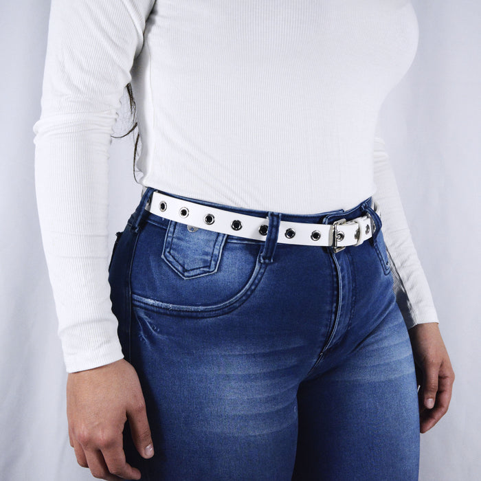 modelo cinturon sintetico mujer blanco tachas correa delgada 3237-2